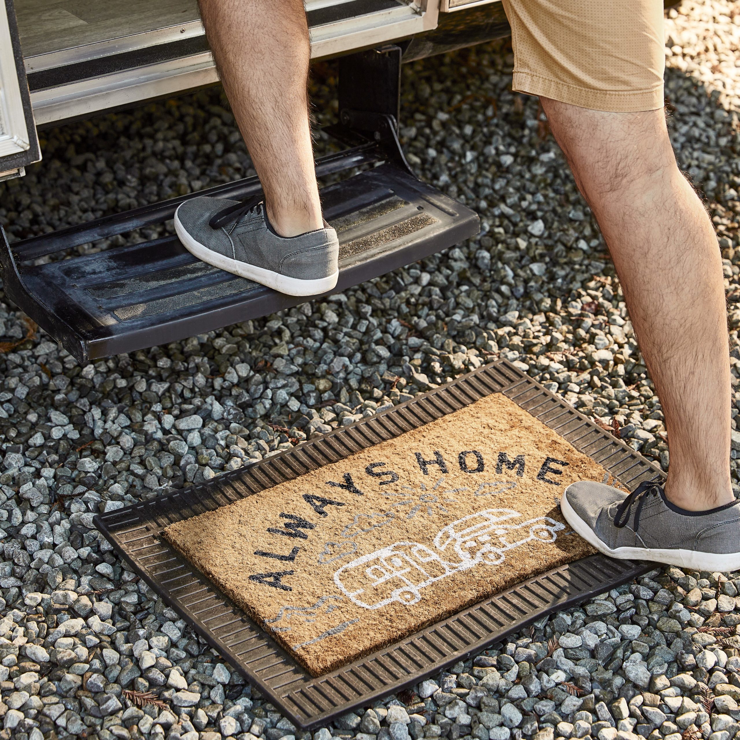 S21sp60_Airstream_Doormatt_MODEL_573X_MOCKUP